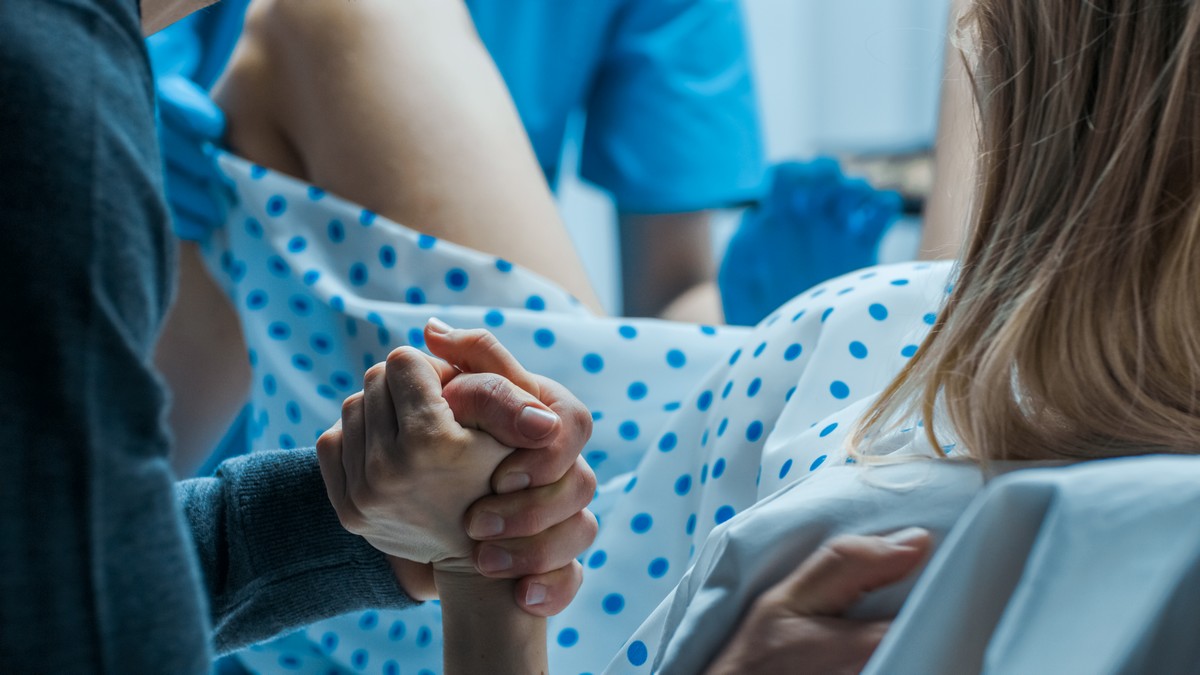 Toute patiente enfant ou en âge de procréer devant recevoir un traitement potentiellement délétère pour sa fertilité ultérieure ( Cancer du sein, tumeurs frontières de l’ovaire ou cancer de l’ovaire stade 1A, cancer du col stade 1A à 1B< 2 cm, N0 épidermoîde et adénocarcinome, hyperplasie atypique et cancer de l’endométre de type 1) ou dont la fertilité peut être altérée pour raison médicale ( Endométriose pelvienne, syndrome de Turner en mosaïque, insuffisances ovariennes précoces génétiques, maladie autoimmune, traitement prolongé incompatible avec la grossesse etc.) doit être informée de ce risque et des stratégies de préservation de la fertilité